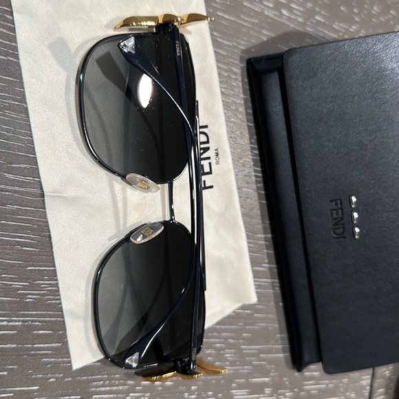 Fendi sunglases - Picture 4 of 4